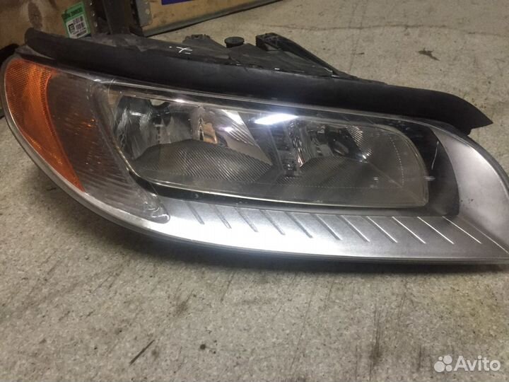 Вольво XC70 2008- фара правая галоген S80
