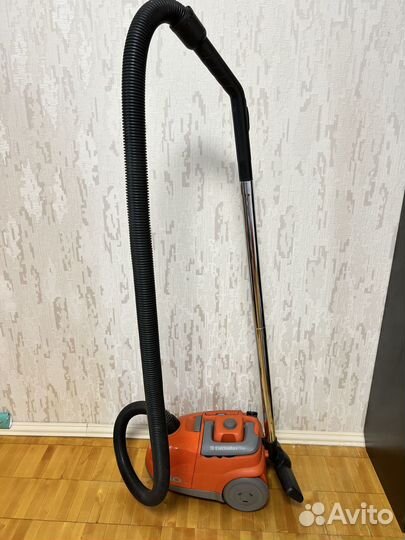 Пылесос мешковой Electrolux 1500 ватт