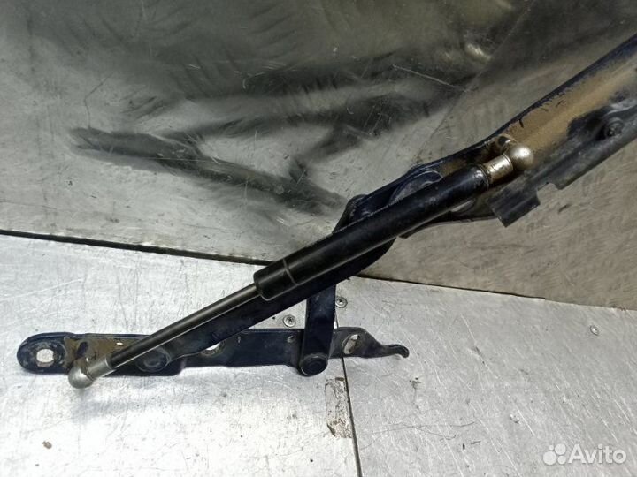 Петля крышки багажника левая Audi 80 B3 NE