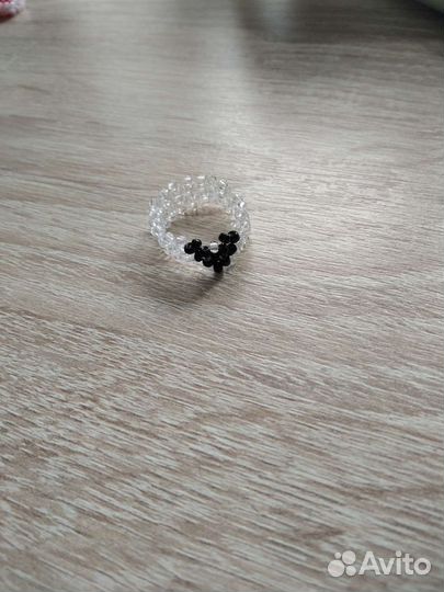 Фигурки, колечки и чокеры из бисера