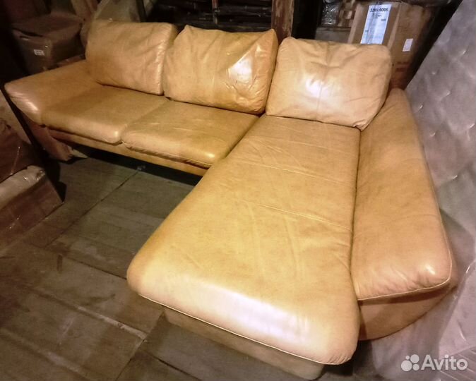 Угловой кожаный диван