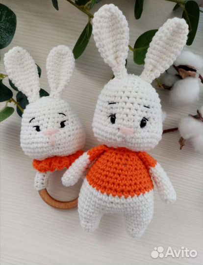 Зайки Вязаная погремушка и игрушка