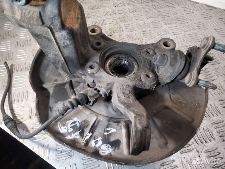 Кулак передний левый Golf V