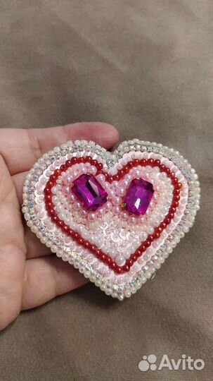 Брошь ручной работы из бисера