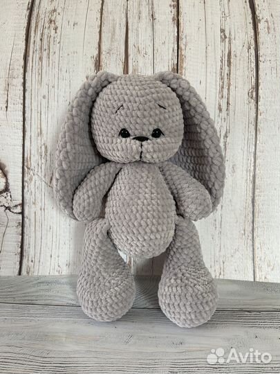 Вязаная игрушка Зайка