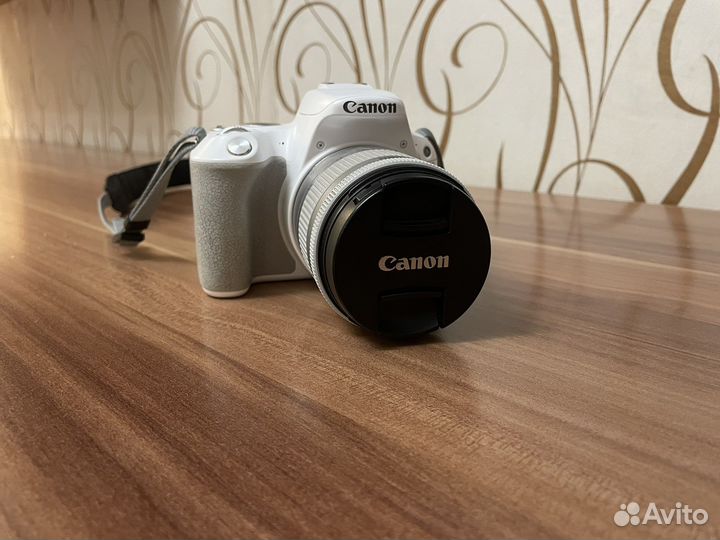 Зеркальная камера Canon EOS 200D, белая