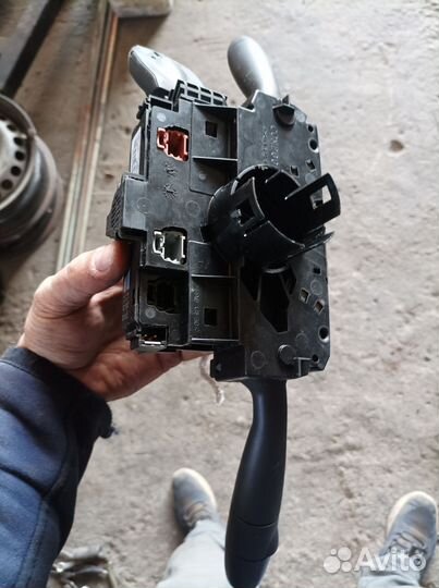 Подрулевой переключатель Peugeot 308С дефектом