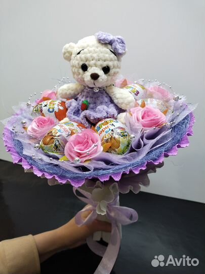 Детский букет из киндер-сюрпризов и игрушки