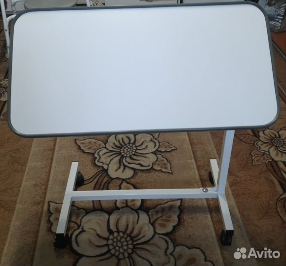 Прикроватный столик на колесиках