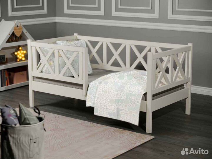 Кроватка от 2х лет с бортиком из натурального дере