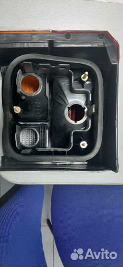 Фонарь задний правый желто-красный VWT4