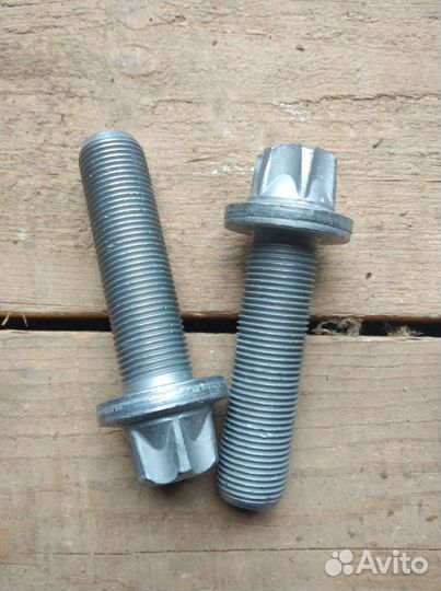 Болт ступицы schmitz