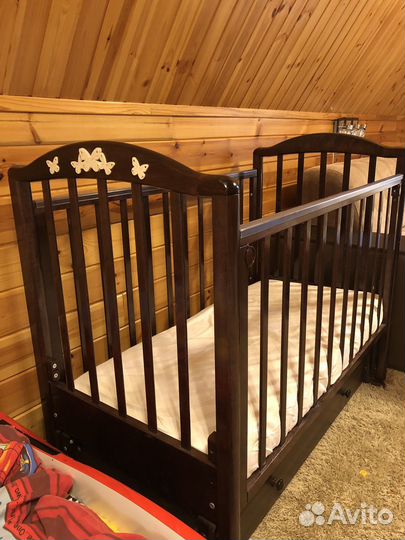 Детская кроватка с маятником и ящиком