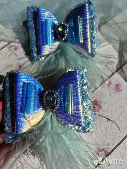 Бантики с перьями