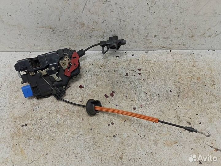 Замок двери передней левой