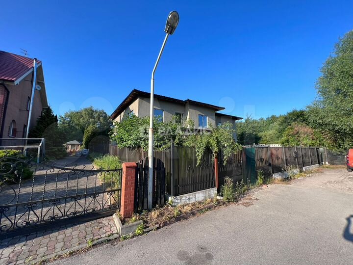 Дом 842 м² на участке 20 сот.