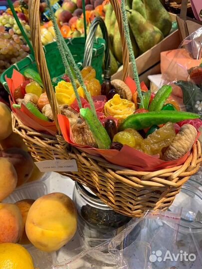 Подарки, съедобные букеты, корзины из сладостей