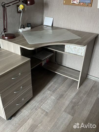 Угловой письменный стол