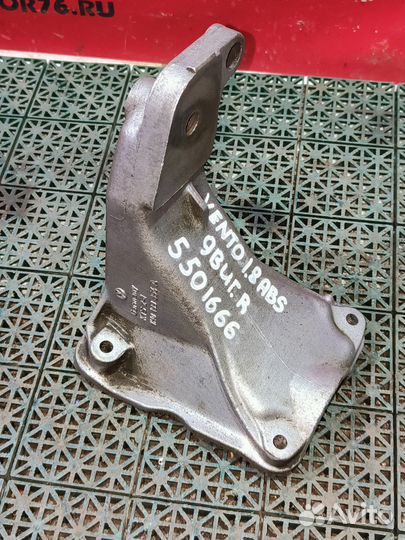 Кронштейн опоры двс правый Volkswagen Golf III 1.8