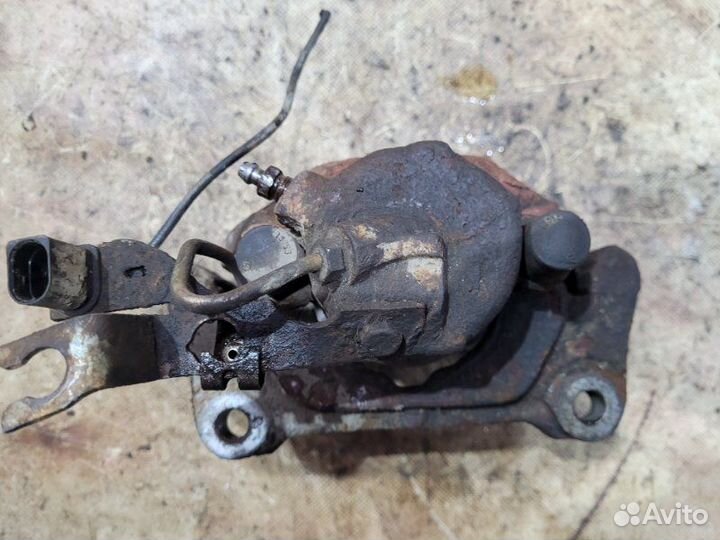 Суппорт передний правый Audi A4 B6 ALT 2003