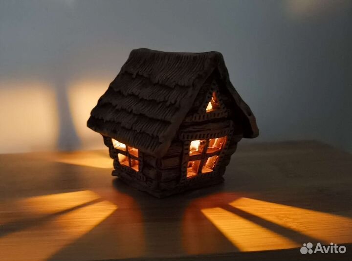 Подсвечник в виде избушки