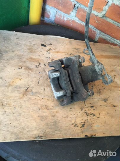 Задний правый суппорт на Фольксваген Пассат Б5+