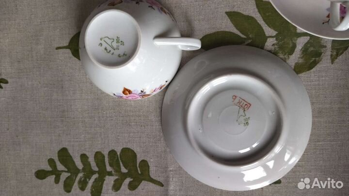 Чайные чашки с блюдцами, тарелки, сервиз