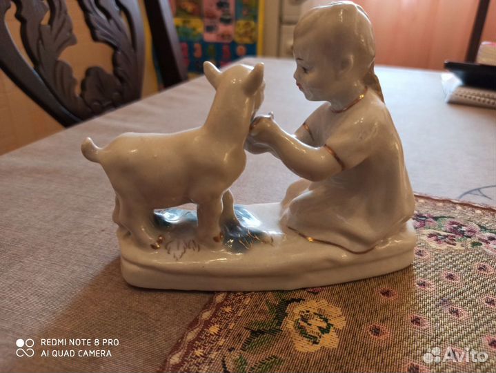 Фарфоровая статуэтка Алёнушка,гжель