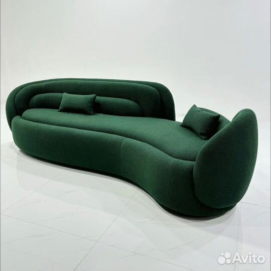 Стильный диван с подушками