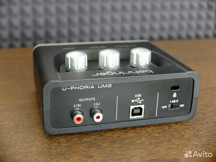 Внешняя звуковая карта Behringer UM2