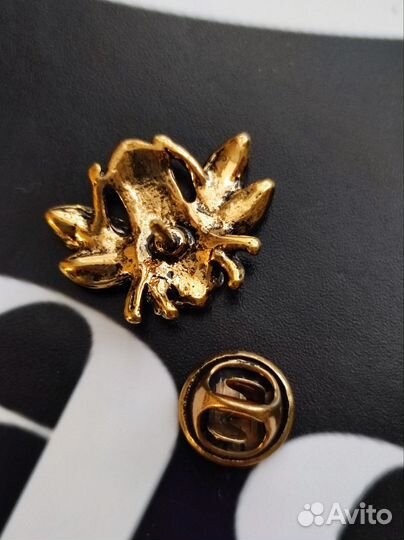 Брошь в стиле Chanel