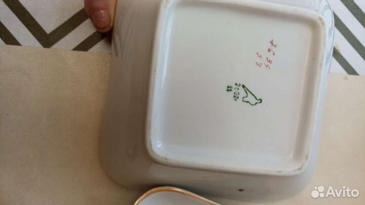 Поднос, салатники, картина, вазы