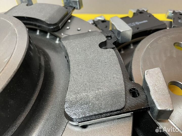 Тормозной комплект Mercedes AMG 63 задний Brembo