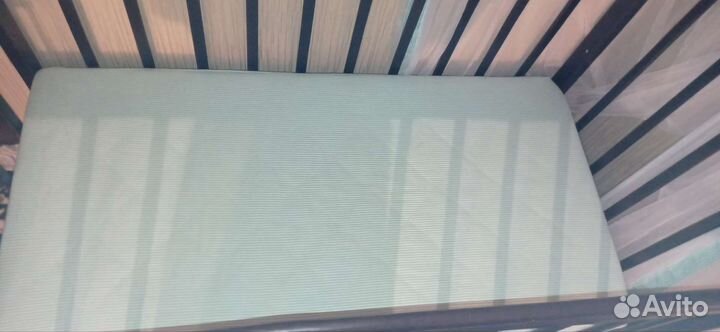 Детская кроватка с маятником