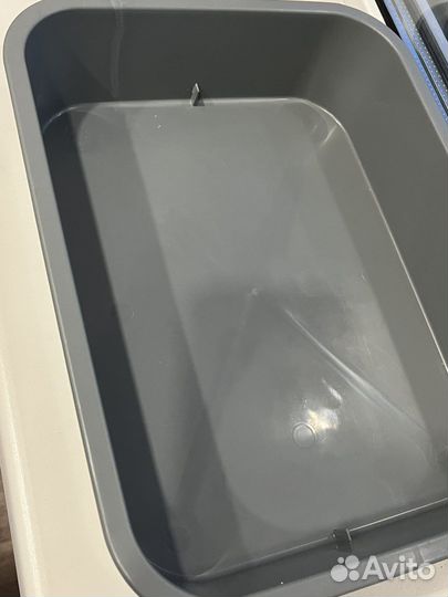 Корм для кошек и лоток с миской