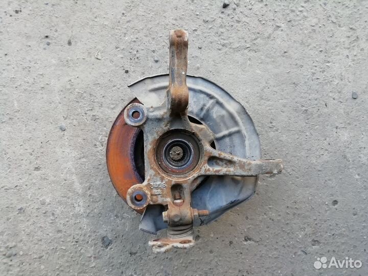 Поворотный кулак передний правый Шевроле Кобальт