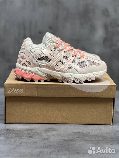 Кроссовки женские Asics