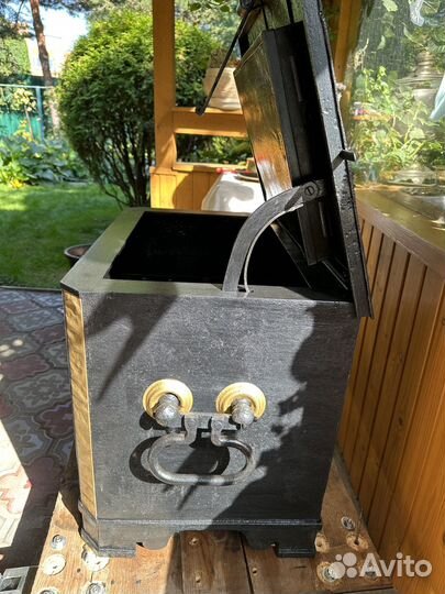 Сейф старинный, с потайными замками. В отличном со