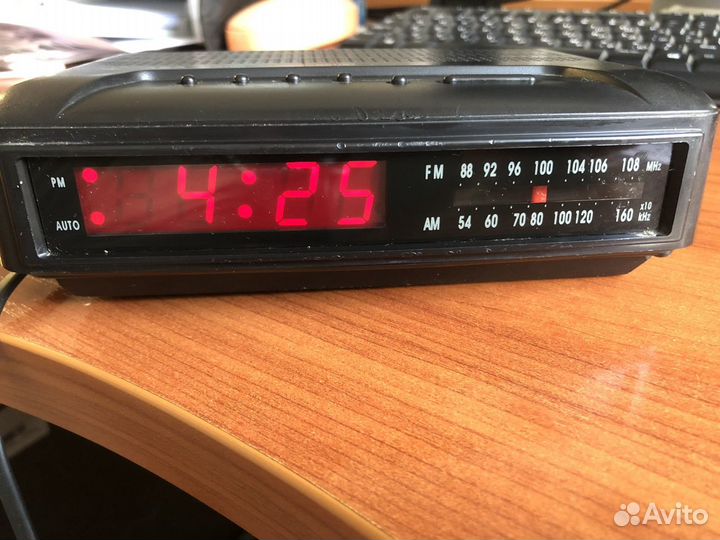 Радиоприемник с Часами. Ретро
