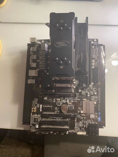 Материнская плата с процессором памятью и кулером