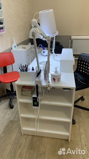 Маникюрный стол с вытяжкой