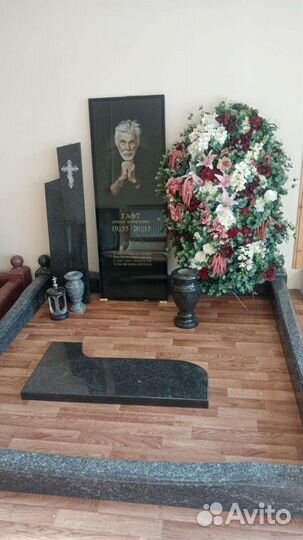 Памятник из камня и стекла. Фотостелы Фотоцветники