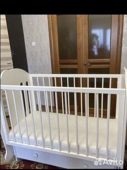 Детская кроватка с маятником
