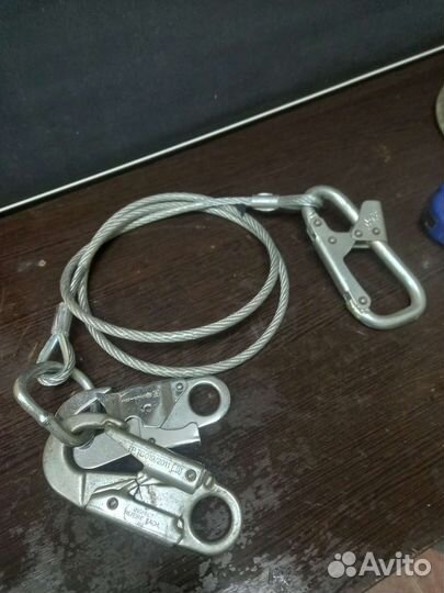 Страховочный тросик с карабином