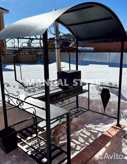 Мангал с крышей