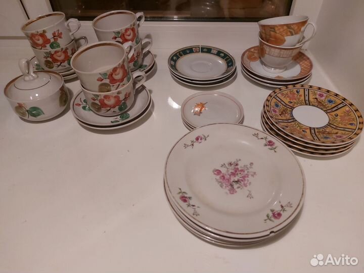 Чайные чашки и блюдца