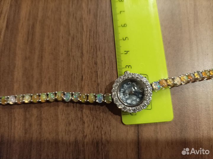 Часы с эфиопскими опалами