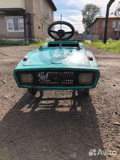 Педальная машинка