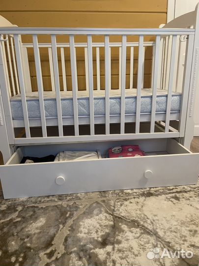 Детская кроватка с маятником