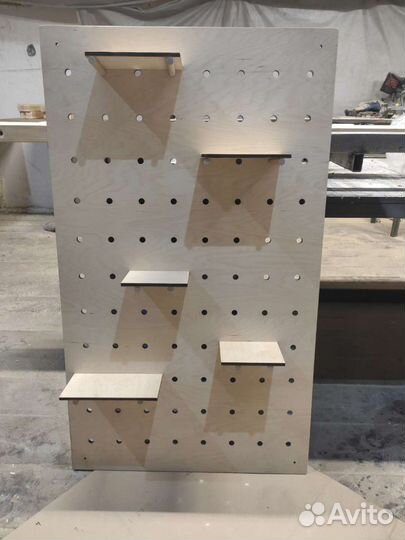 Стенд с колышками